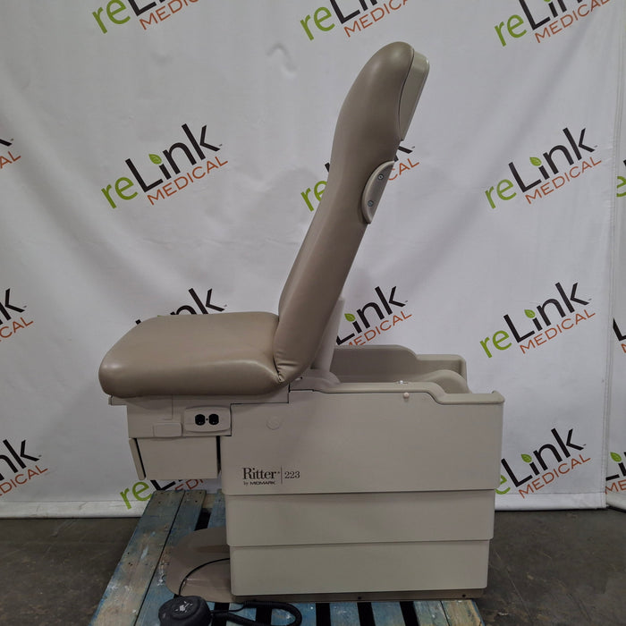 Midmark 223 Hi-Lo Power Barrier Free Procedure Exam Table