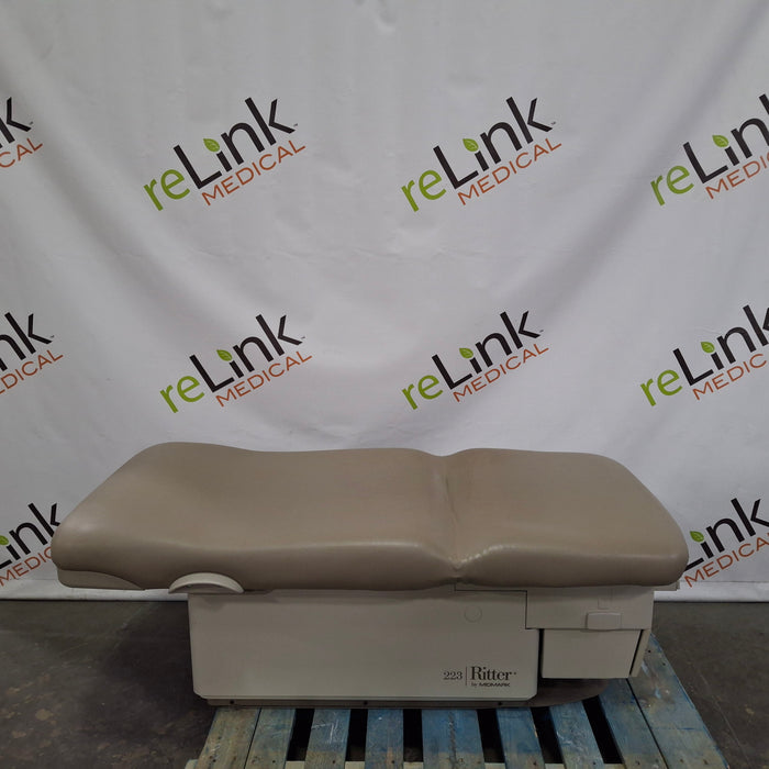 Midmark 223 Hi-Lo Power Barrier Free Procedure Exam Table