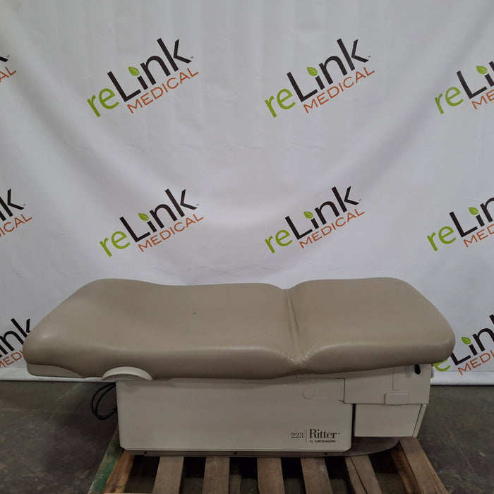 Midmark 223 Hi-Lo Power Barrier Free Procedure Exam Table