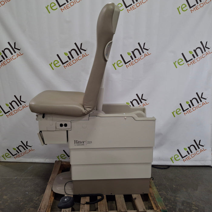 Midmark 223 Hi-Lo Power Barrier Free Procedure Exam Table