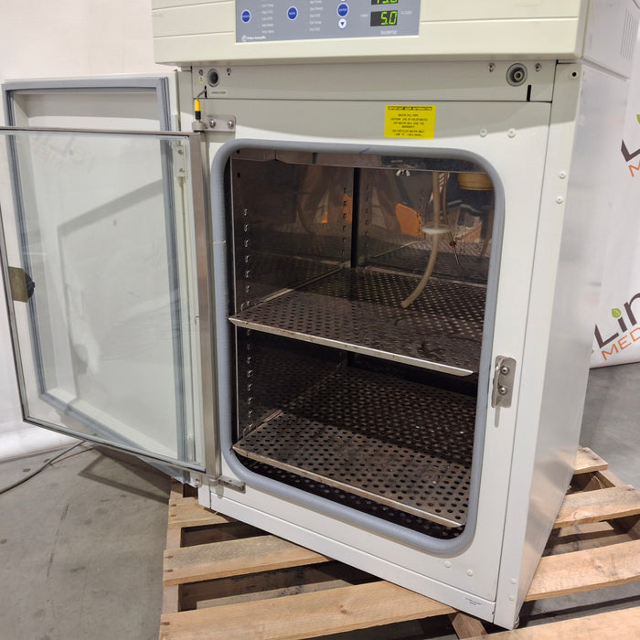 Thermo Scientific Model 3530 Isotemp Water Jacketed CO2 Incubator