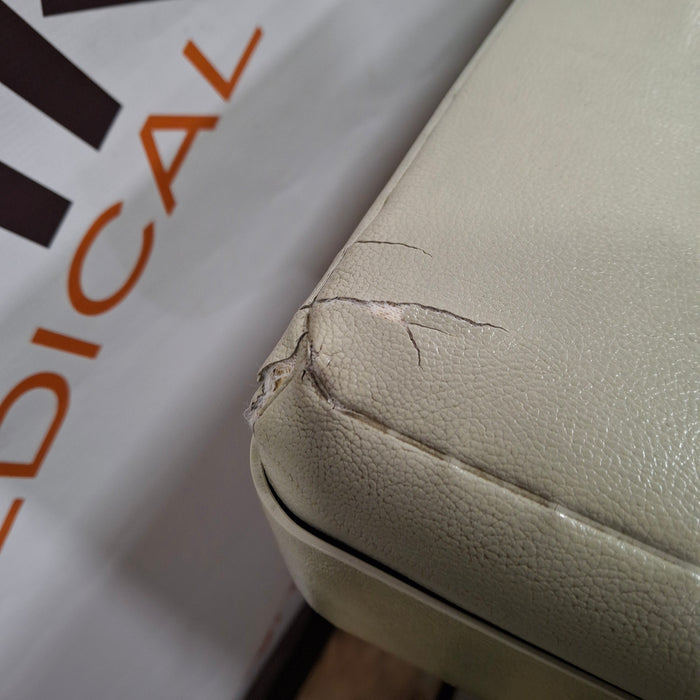 Midmark Midmark 404 Exam Table Exam Chairs / Tables reLink Medical