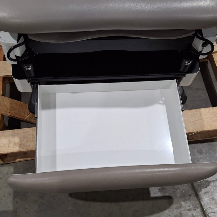 UMF Medical 4070 Power Exam Chair