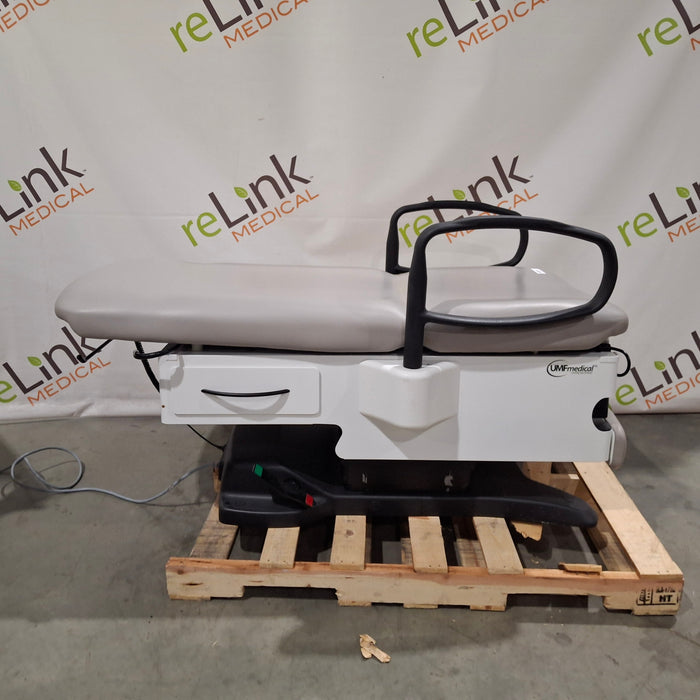 UMF Medical 4070 Power Exam Chair