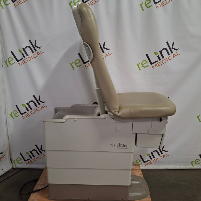 Midmark 223 Hi-Lo Power Barrier Free Procedure Exam Table