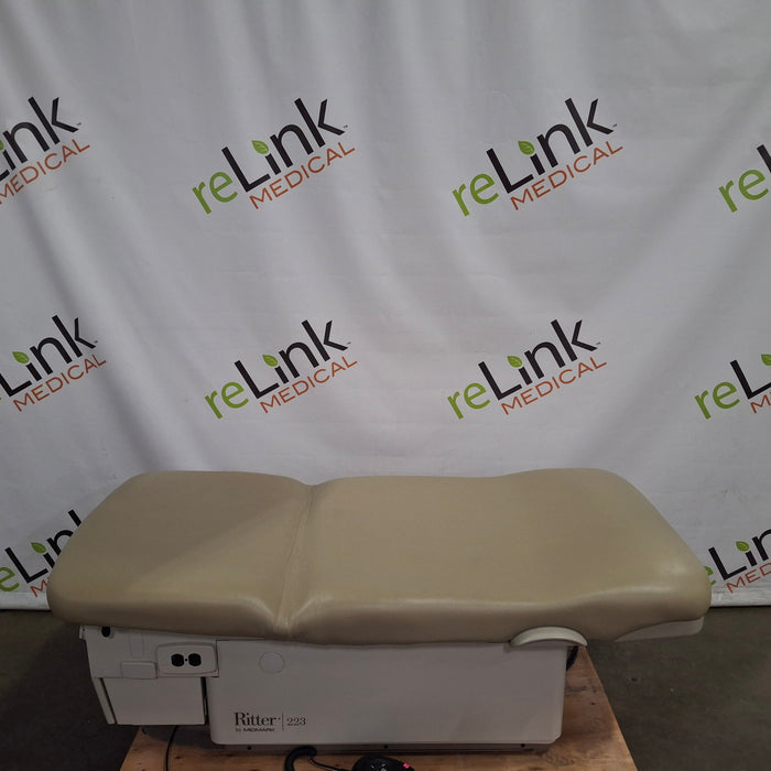 Midmark 223 Hi-Lo Power Barrier Free Procedure Exam Table