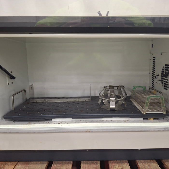 New Brunswick Scientific INNOVA 4400 Incubator Shaker