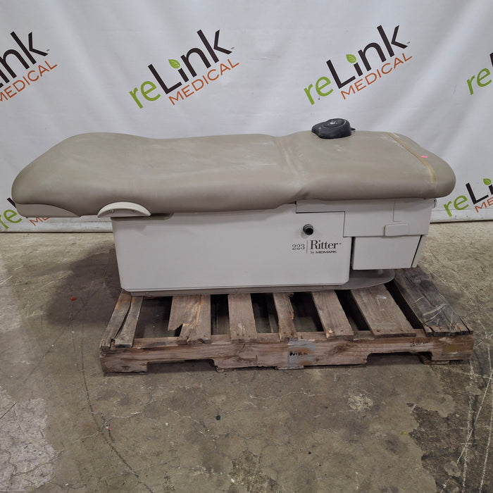 Midmark 223 Hi-Lo Power Barrier Free Procedure Exam Table