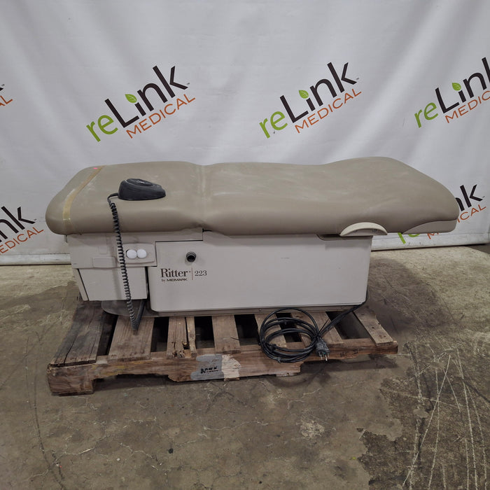 Midmark 223 Hi-Lo Power Barrier Free Procedure Exam Table