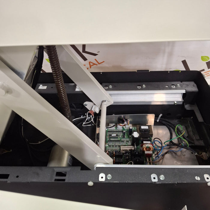 Midmark 623 Barrier Free Power Exam Table