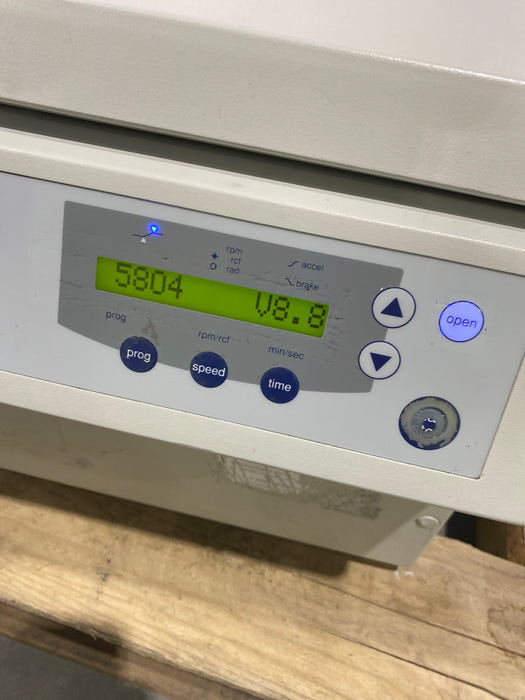 Eppendorf 5804 Centrifuge