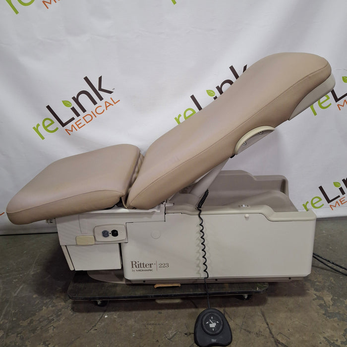 Midmark 223 Hi-Lo Power Barrier Free Procedure Exam Table