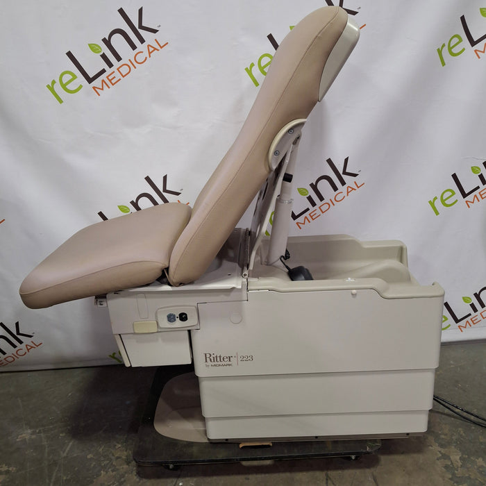 Midmark 223 Hi-Lo Power Barrier Free Procedure Exam Table