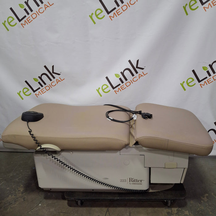 Midmark 223 Hi-Lo Power Barrier Free Procedure Exam Table