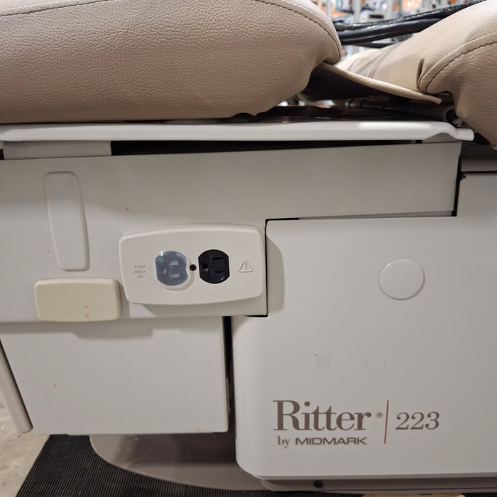 Midmark 223 Hi-Lo Power Barrier Free Procedure Exam Table