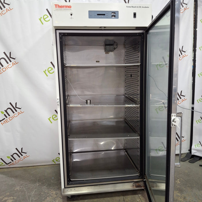 Thermo Scientific 3950 Reach-In CO2 Incubator