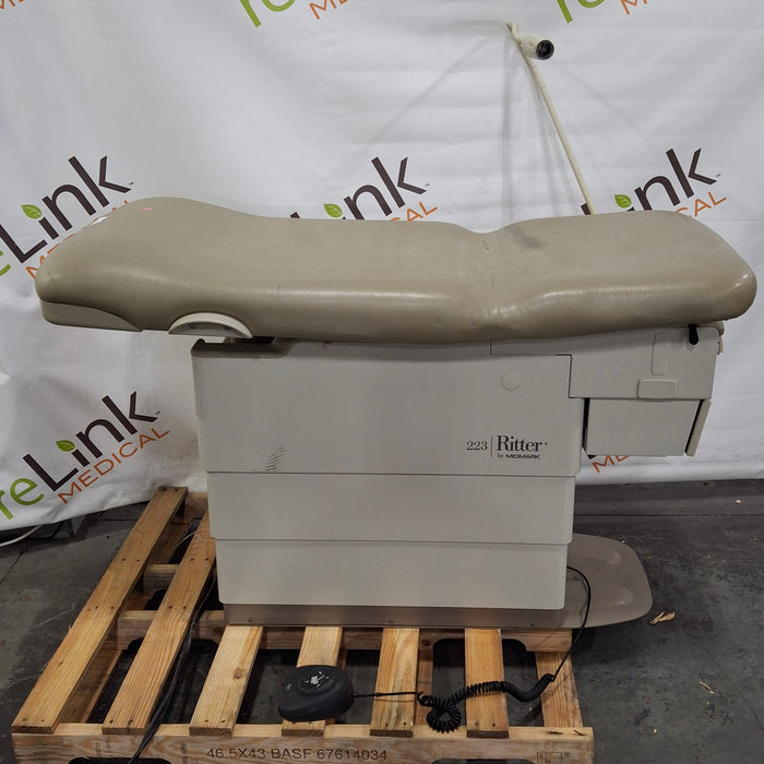 Midmark 223 Hi-Lo Power Barrier Free Procedure Exam Table