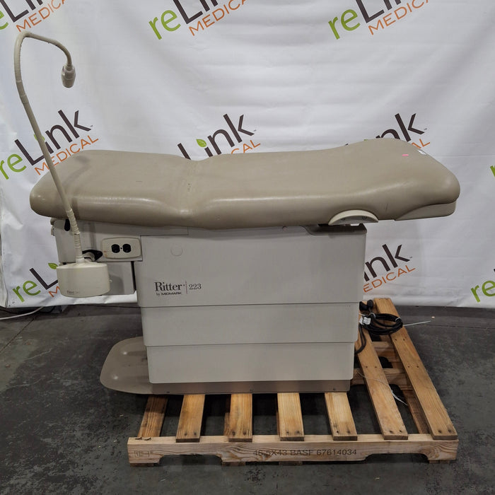Midmark 223 Hi-Lo Power Barrier Free Procedure Exam Table