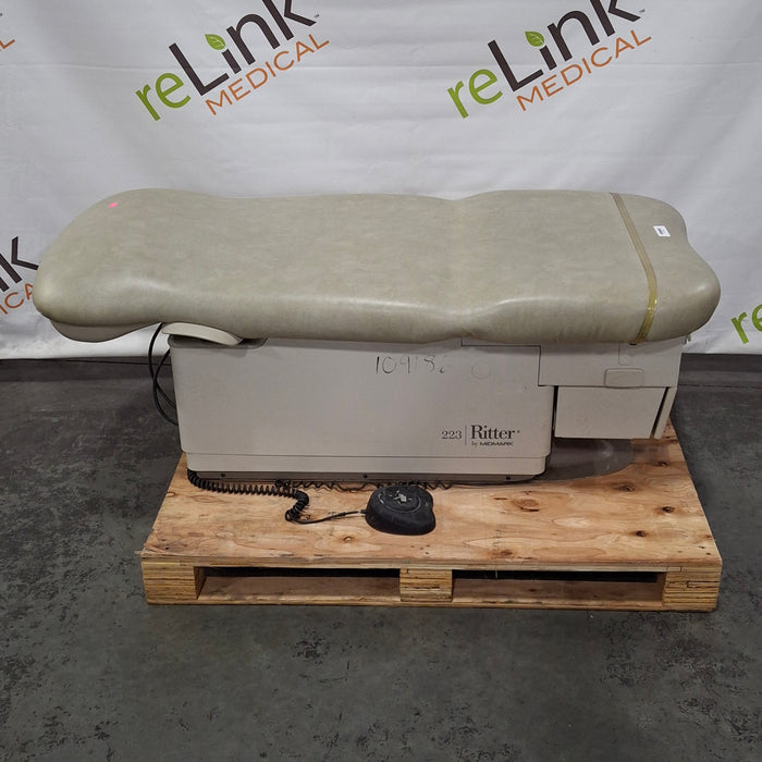 Midmark 223 Hi-Lo Power Barrier Free Procedure Exam Table