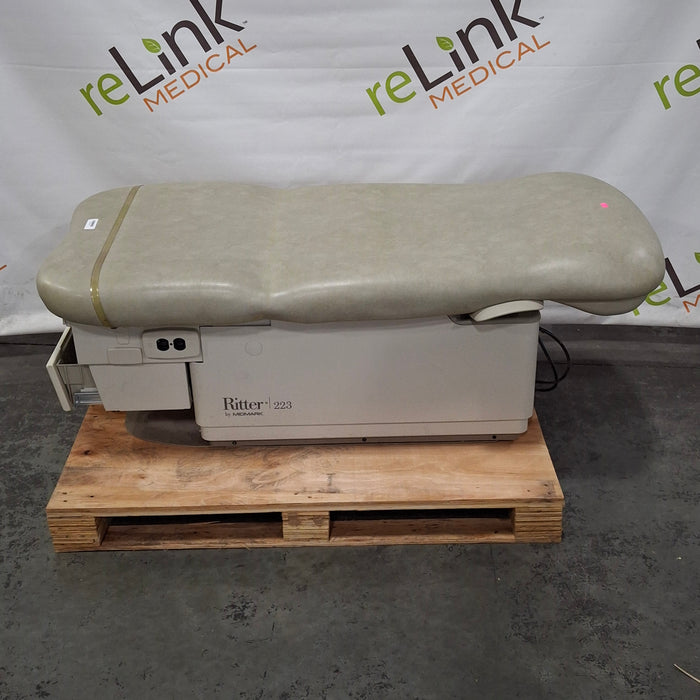 Midmark 223 Hi-Lo Power Barrier Free Procedure Exam Table