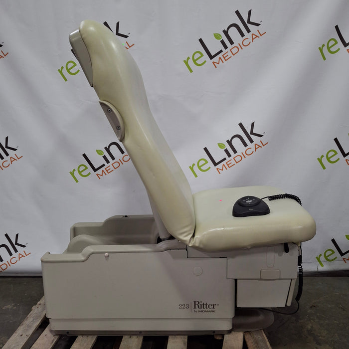 Midmark 223 Hi-Lo Power Barrier Free Procedure Exam Table