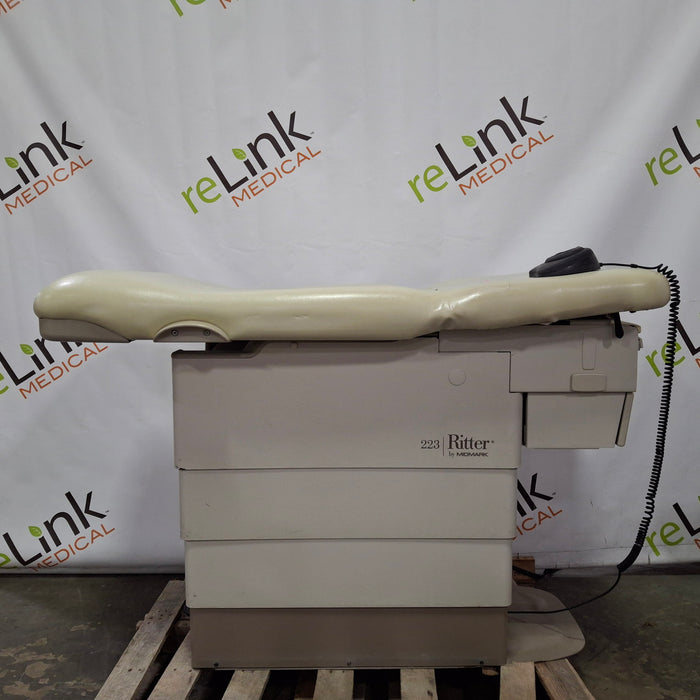 Midmark 223 Hi-Lo Power Barrier Free Procedure Exam Table