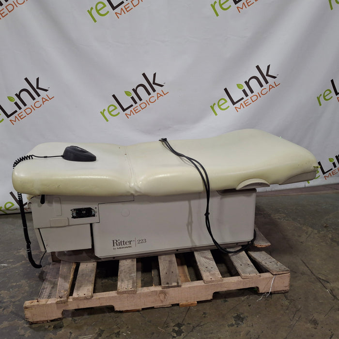 Midmark 223 Hi-Lo Power Barrier Free Procedure Exam Table