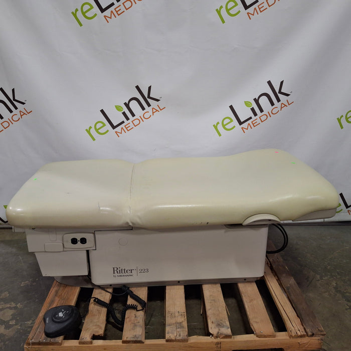 Midmark 223 Hi-Lo Power Barrier Free Procedure Exam Table