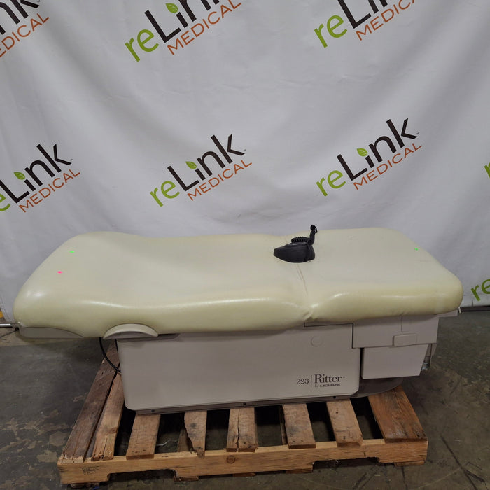 Midmark 223 Hi-Lo Power Barrier Free Procedure Exam Table