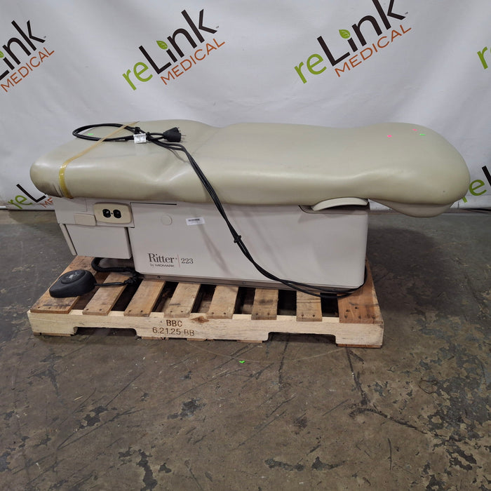 Midmark 223 Hi-Lo Power Barrier Free Procedure Exam Table