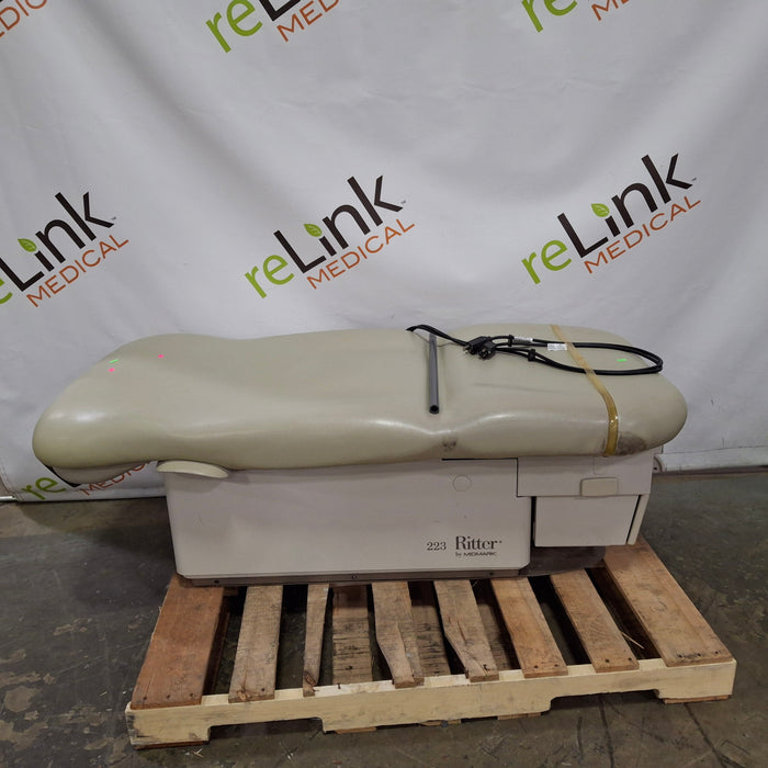 Midmark 223 Hi-Lo Power Barrier Free Procedure Exam Table