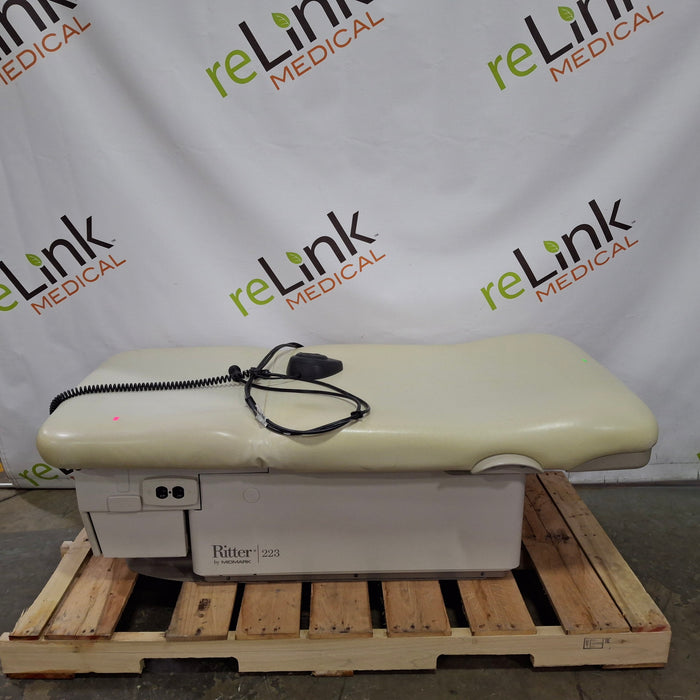 Midmark 223 Hi-Lo Power Barrier Free Procedure Exam Table
