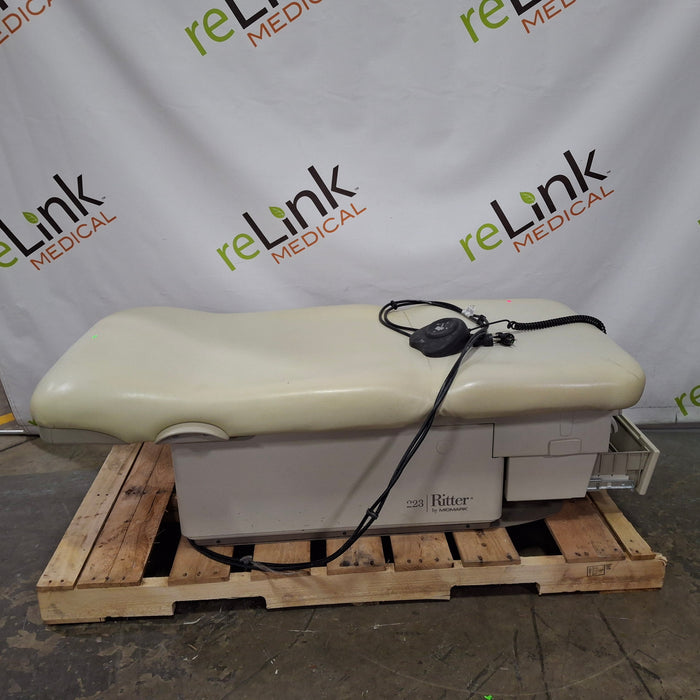 Midmark 223 Hi-Lo Power Barrier Free Procedure Exam Table