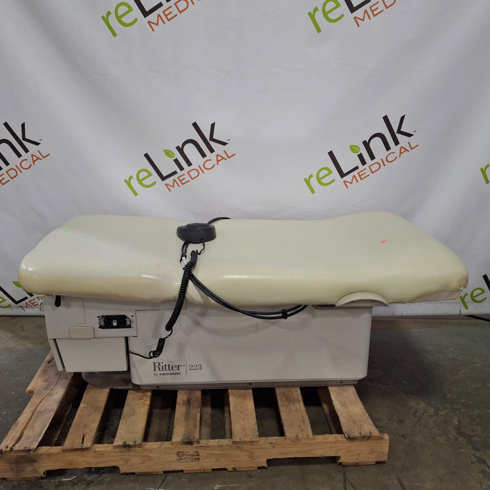 Midmark 223 Hi-Lo Power Barrier Free Procedure Exam Table