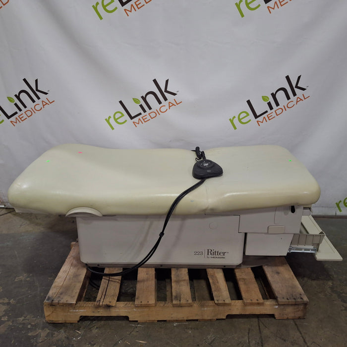 Midmark 223 Hi-Lo Power Barrier Free Procedure Exam Table