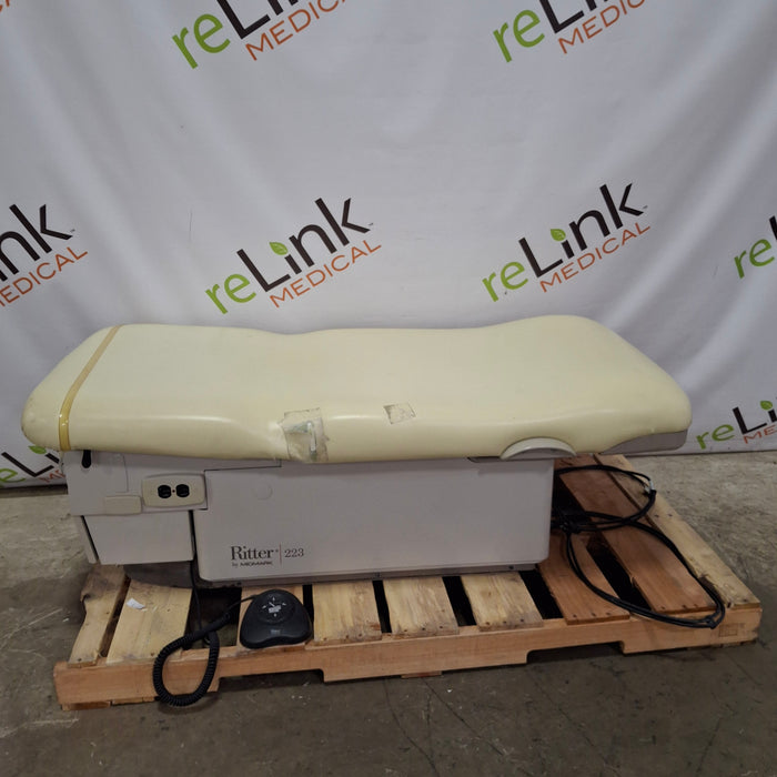 Midmark 223 Hi-Lo Power Barrier Free Procedure Exam Table