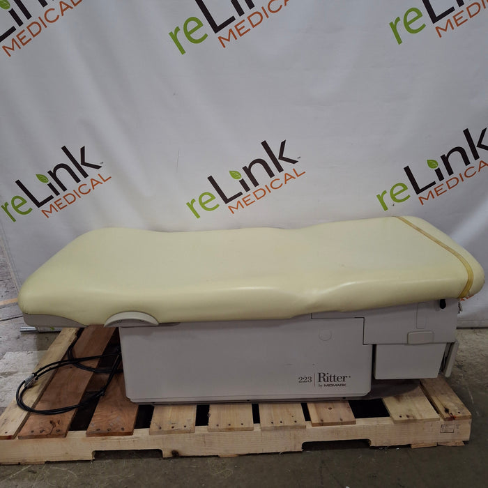 Midmark 223 Hi-Lo Power Barrier Free Procedure Exam Table