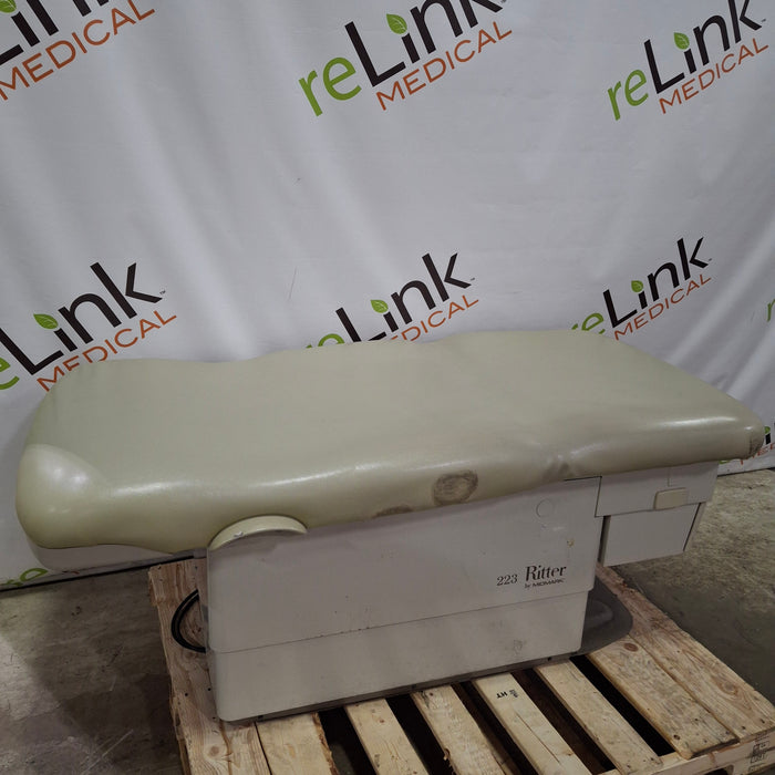 Midmark 223 Hi-Lo Power Barrier Free Procedure Exam Table
