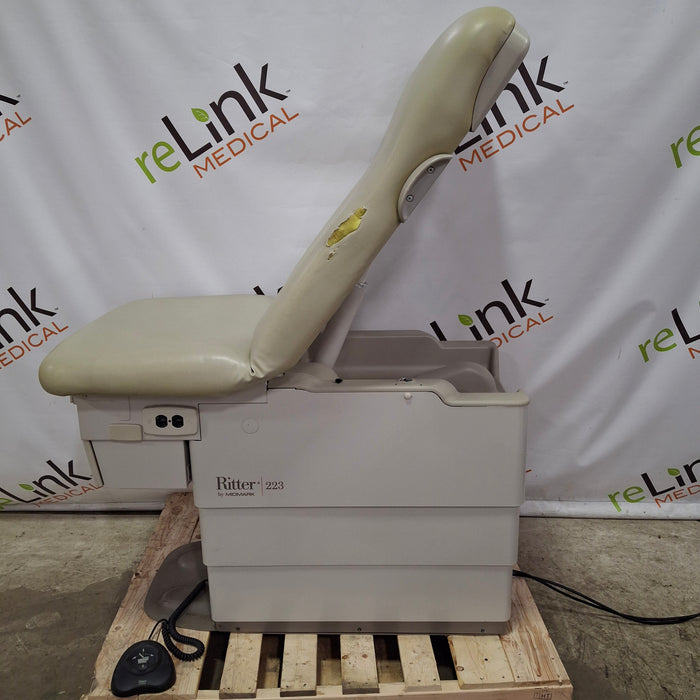 Midmark 223 Hi-Lo Power Barrier Free Procedure Exam Table
