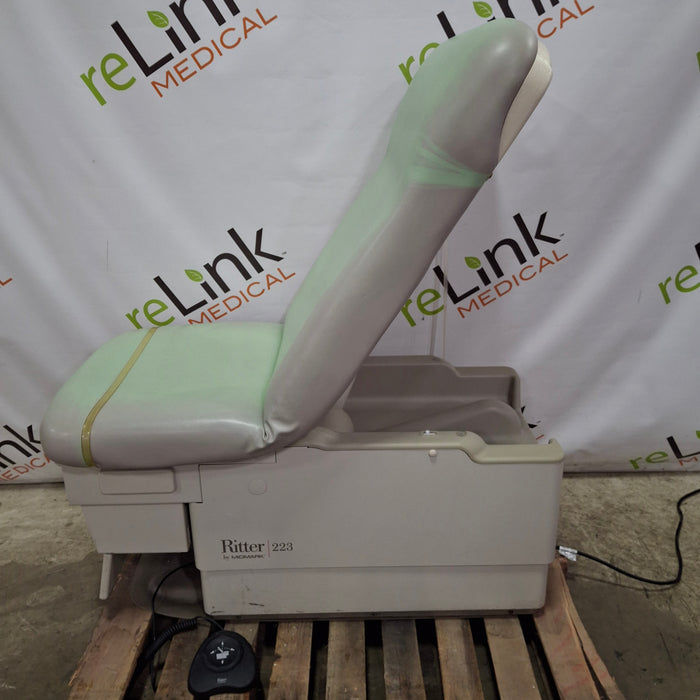 Midmark 223 Hi-Lo Power Barrier Free Procedure Exam Table