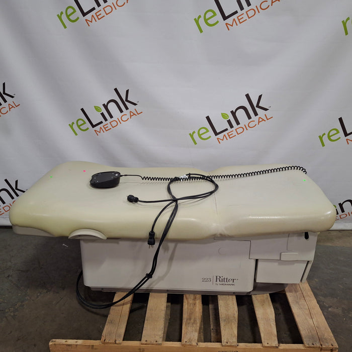 Midmark 223 Hi-Lo Power Barrier Free Procedure Exam Table