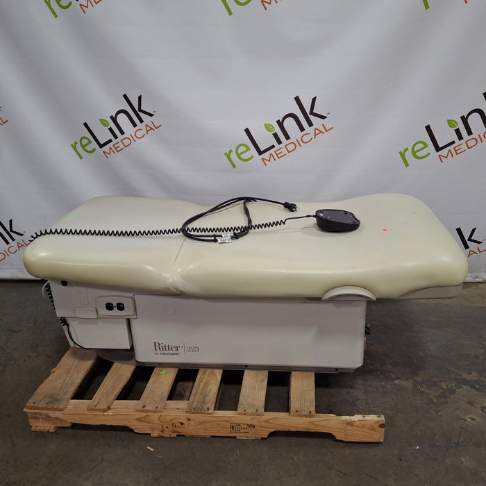 Midmark 223 Hi-Lo Power Barrier Free Procedure Exam Table