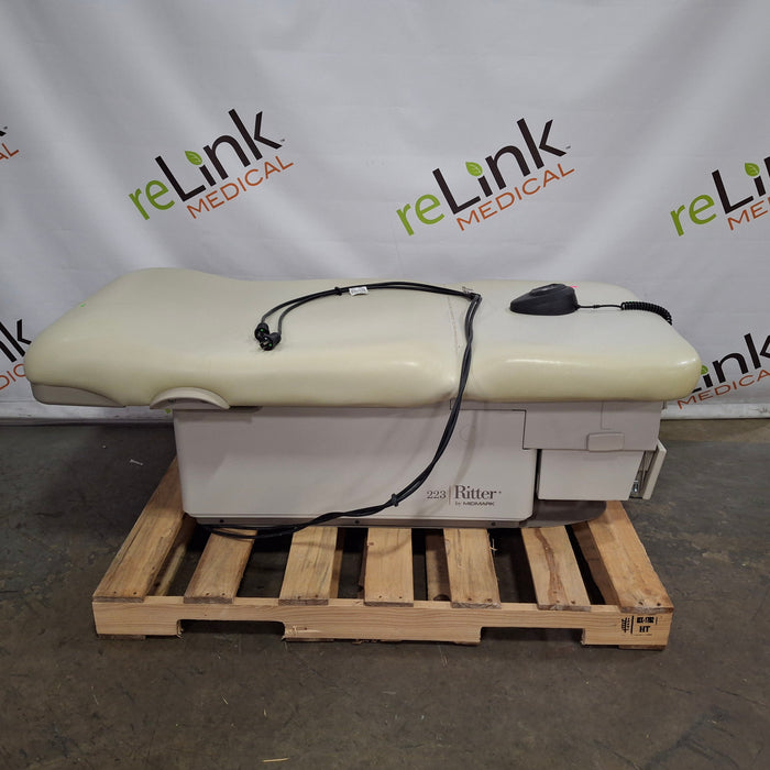 Midmark 223 Hi-Lo Power Barrier Free Procedure Exam Table