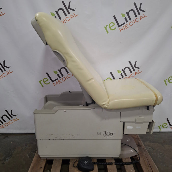 Midmark 223 Hi-Lo Power Barrier Free Procedure Exam Table
