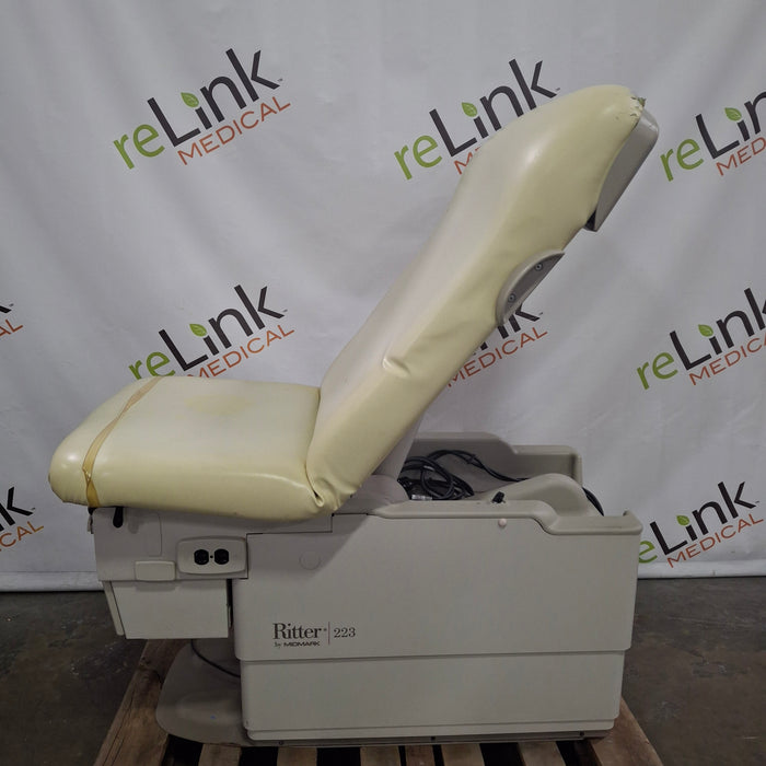 Midmark 223 Hi-Lo Power Barrier Free Procedure Exam Table
