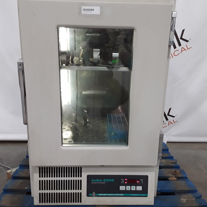 New Brunswick Scientific New Brunswick Scientific Innova 4200 Refrigerated Incubator Shaker Research Lab reLink Medical
